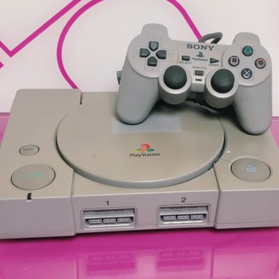VIDEOCONSOLA PS1 CON CABLES Y MANDO *TARA BOTON EJECT*